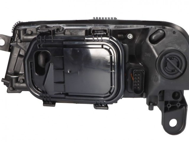 Audi A6 (C6/4F) 2008.10.01-2011.03.31 utángyártott új jobb első fényszóró H7/H15  (motoros) TYC