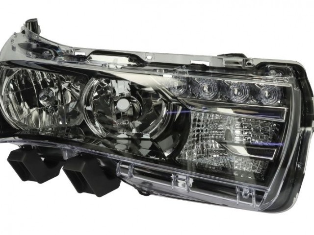 Toyota Corolla E18 2013.07.01-2016.02.01 utángyártott új jobb első fényszóró HB3/H11+LED (motorral)  TYC