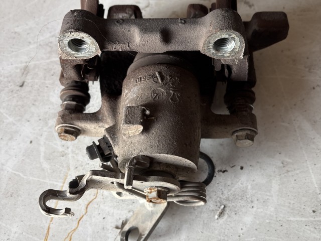 Volkswagen Touran 2003-2010 2003-2010 Féknyereg használt Jobb hátsó Nem hűtött tárcsás