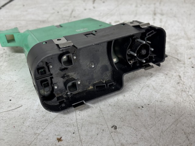 ablakemelő kapcsoló 