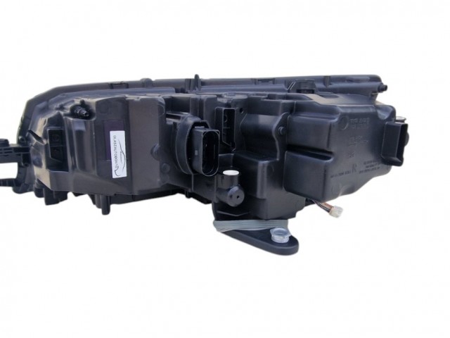 Skoda Octavia III. 2016.10.01-2020.06.15 utángyártott új jobb első fényszóró LED/LED (motorral) vezérlő nélk TYC