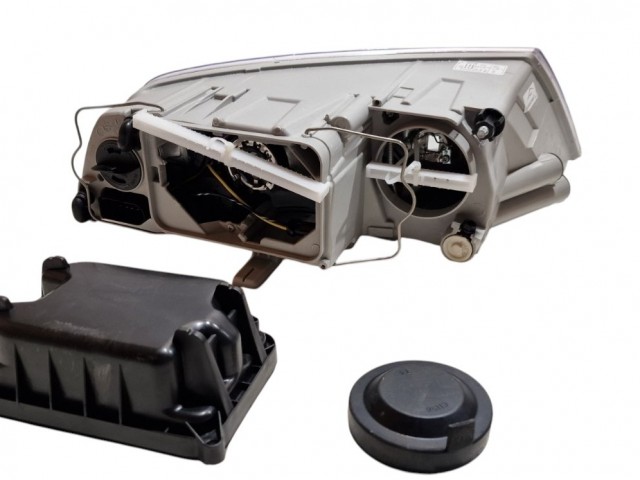 Skoda Octavia II. 2004.03.01-2008.12.31 utángyártott új bal első fényszóró  Xenon D1S/H1króm h.(motorral) TYC