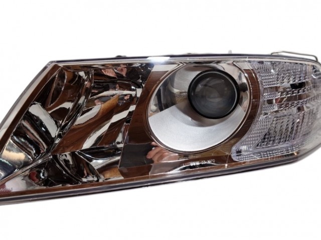 Skoda Octavia II. 2004.03.01-2008.12.31 utángyártott új bal első fényszóró  Xenon D1S/H1króm h.(motorral) TYC