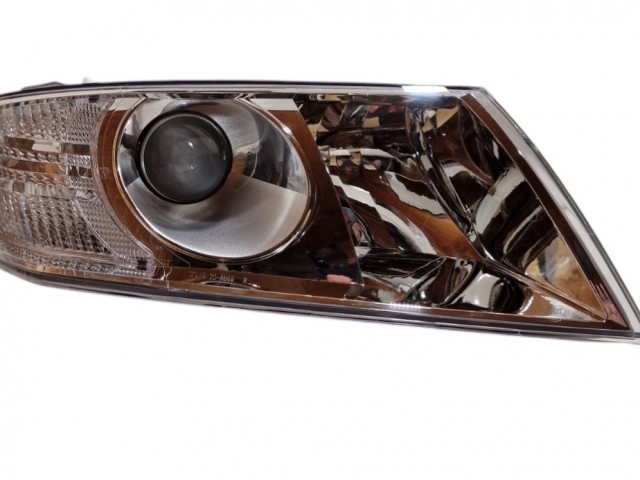 Skoda Octavia II. 2004.03.01-2008.12.31 utángyártott új jobb első fényszóró Xenon D1S/H1 króm h.(motorral) TYC
