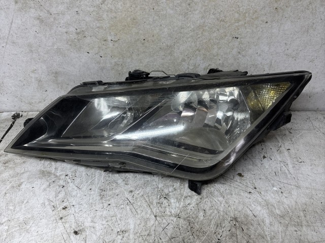 213259 Seat Leon 5F 2012-2020 2012-2020 Lámpa , Fényszóró használt sima bal első a képen látható sérüléssel