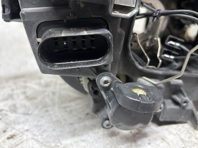 213259 Seat Leon 5F 2012-2020 2012-2020 Lámpa , Fényszóró használt sima bal első a képen látható sérüléssel