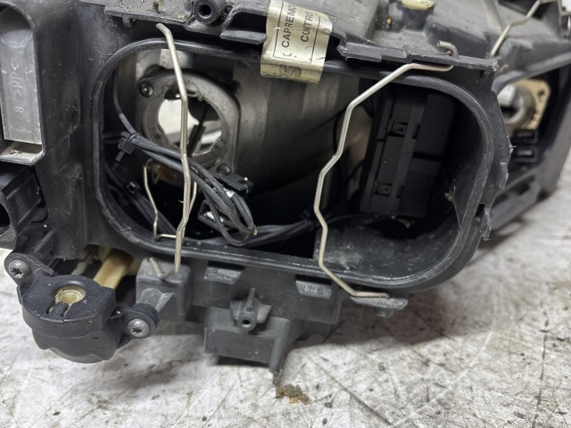 213259 Seat Leon 5F 2012-2020 2012-2020 Lámpa , Fényszóró használt sima bal első a képen látható sérüléssel