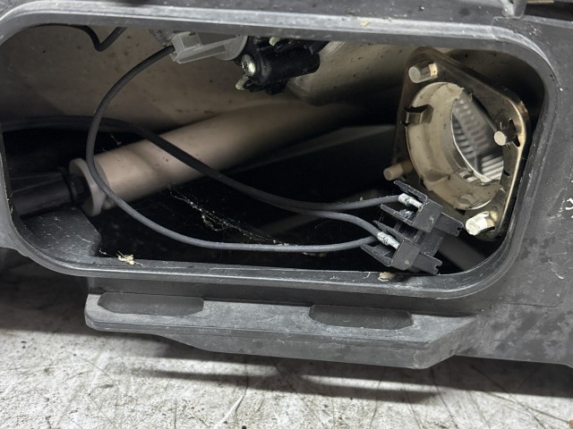 213259 Seat Leon 5F 2012-2020 2012-2020 Lámpa , Fényszóró használt sima bal első a képen látható sérüléssel