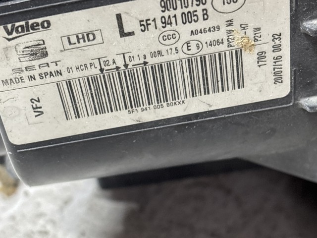 213259 Seat Leon 5F 2012-2020 2012-2020 Lámpa , Fényszóró használt sima bal első a képen látható sérüléssel