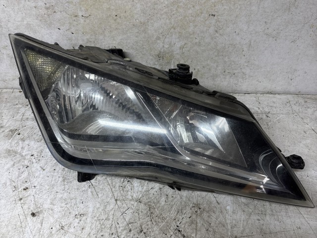 213253 Seat Leon 5F 2012-2020 2012-2020 Lámpa , Fényszóró használt sima jobb első a képen látható sérüléssel