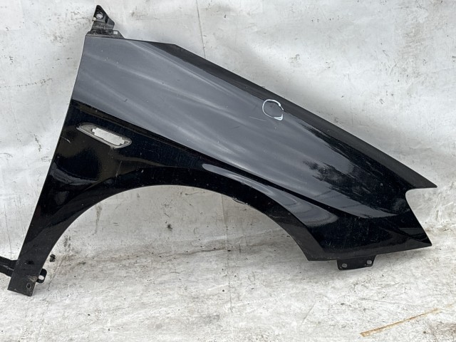 213383 Lancia Delta 2008-2014 jobb első sárvédő, a képen látható sérüléssel