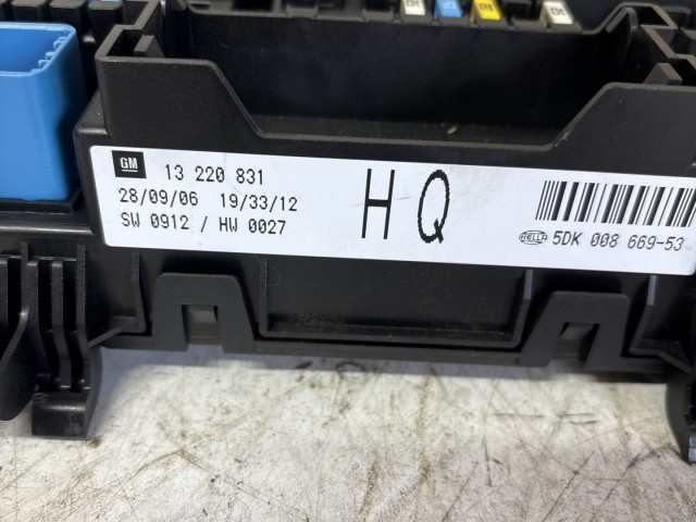 Opel Astra H 2004-2014 2004-2014 Biztosítéktábla  használt