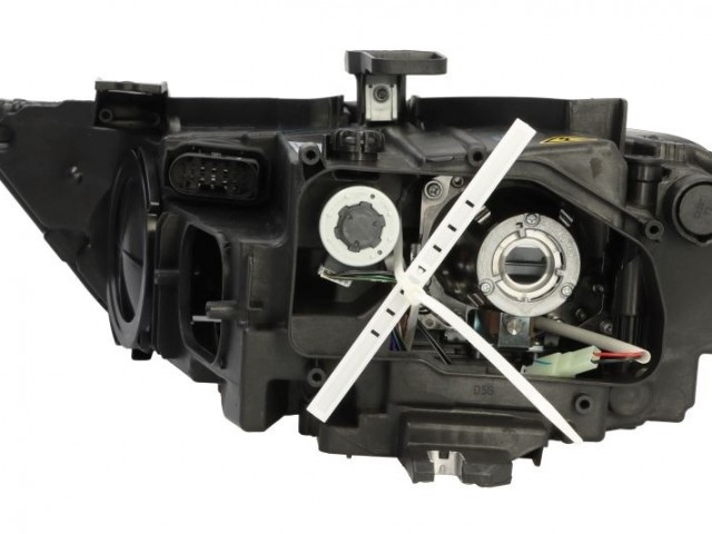 Audi Q3 2014.09.01-2018.06.30 utángyártott új jobb első fényszóró Bi-XENON D5S/H8+LED üres (motorral) TYC