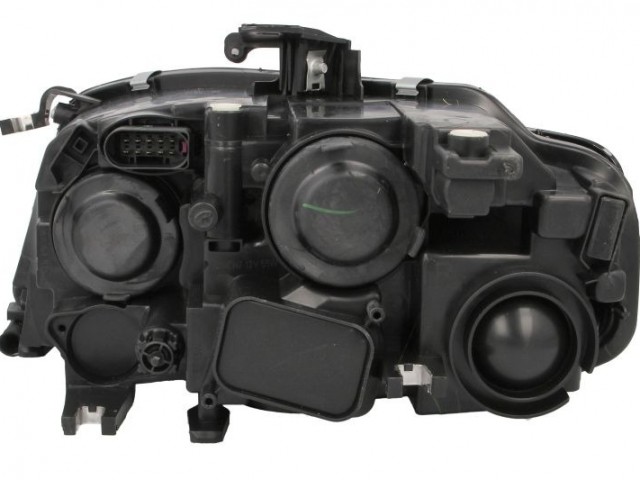 Audi A4 B8 2007.11.01-2012.01.31 utángyártott új jobb első fényszóró 2H7, nappali f. (motorral) DEPO