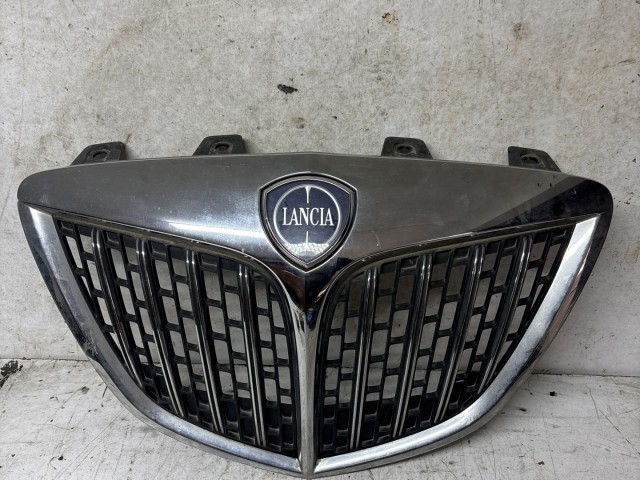 213583 Lancia Delta 2008-2014 díszrács, a képen látható sérüléssel