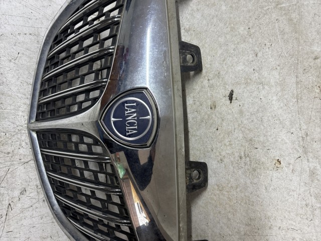 213583 Lancia Delta 2008-2014 díszrács, a képen látható sérüléssel