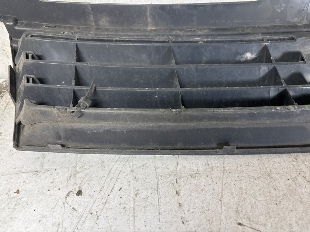 213611 Fiat Stilo díszrács, a képen látható sérüléssel