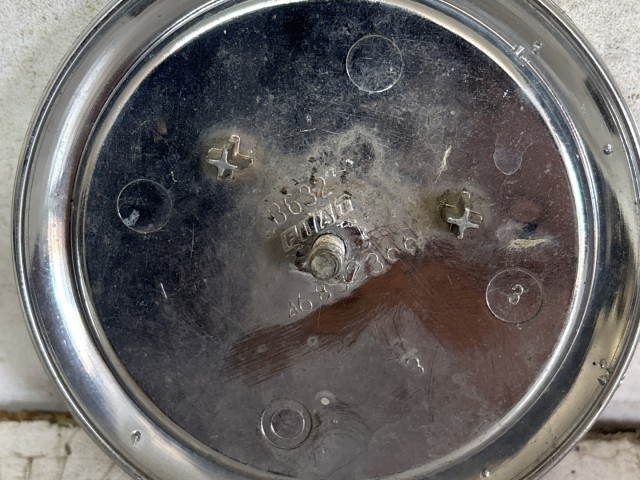213603 Fiat Grande Punto, Stilo, Croma, Multipla, Doblo II. kék színű első embléma 98 mm átmérő, a képen látható sérüléssel