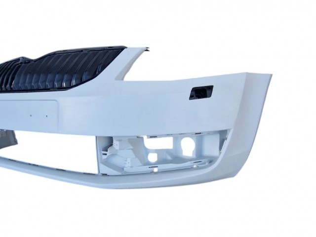 Skoda Octavia III. 2013.02.01-2016.09.30 utángyártott új első lökhárító, hűtőráccsal,  fényszóró mosó helyes és szenzor jelöléssel