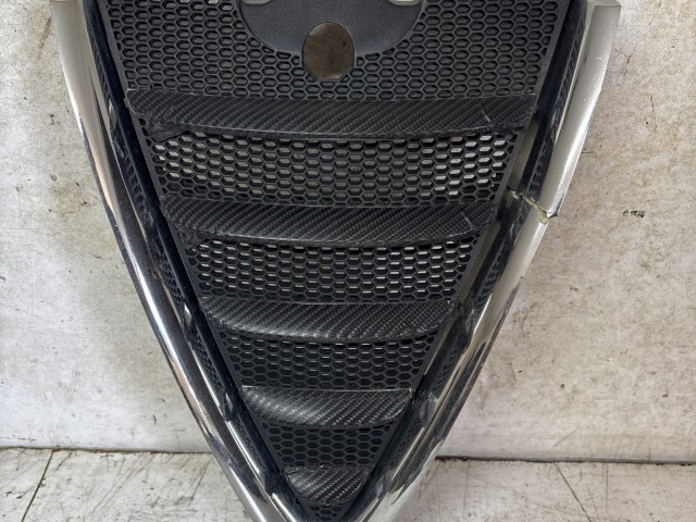 213597 Alfa Romeo GT 2003-2010 2003-2010 Díszrács használt Első a képen látható sérüléssel