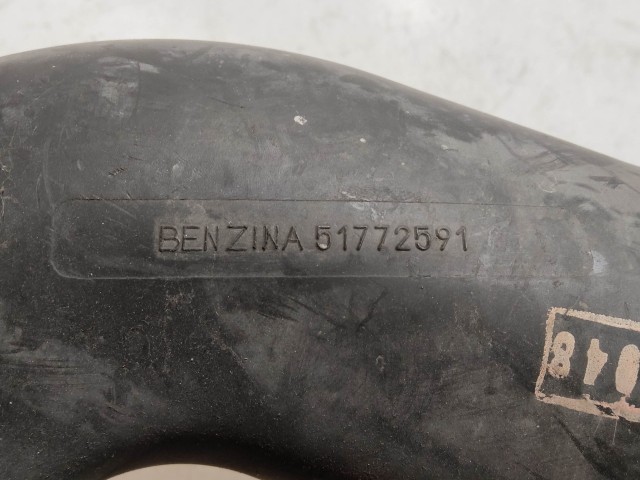 Alfa Romeo 159 Levegőcső  használt szívócső a légszűrőházba 51772600 a képen látható sérüléssel