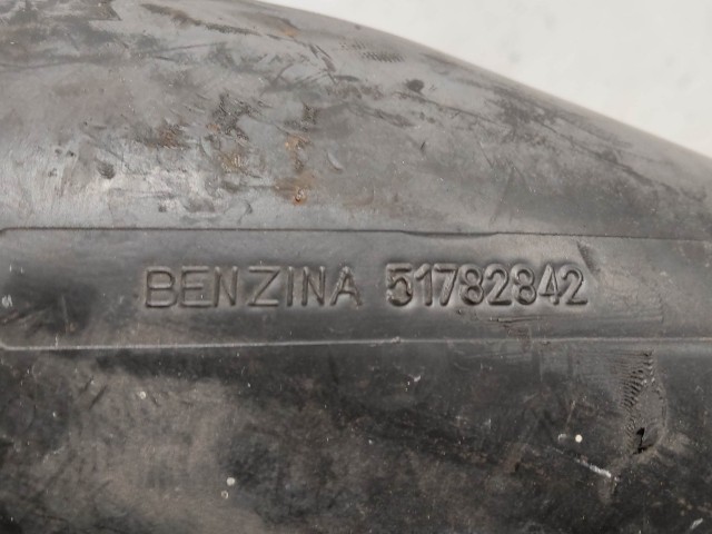 Alfa Romeo 159 2005-2011 Levegőcső  használt szívócső a légszűrőházba 51782800 a képen látható sérüléssel