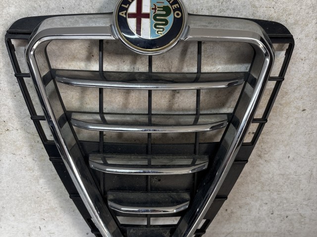 213697 Alfa Romeo Giulietta 2010-2016 díszrács a képen látható sérüléssel