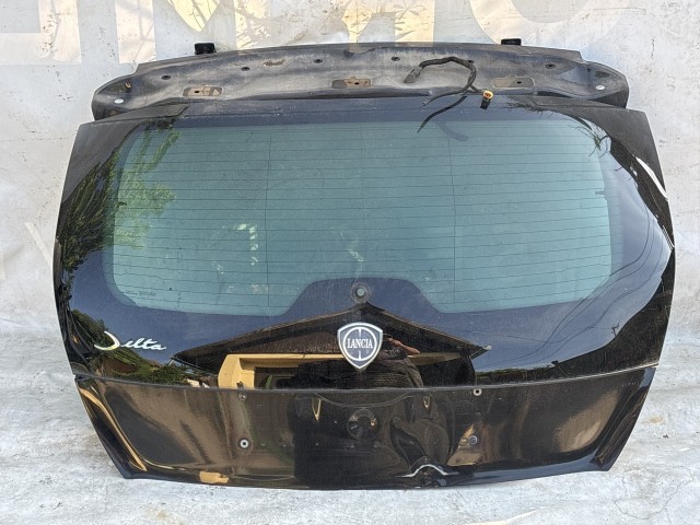 213770 Lancia Delta 2008-2014 csomagtérajtó, a képen látható sérüléssel