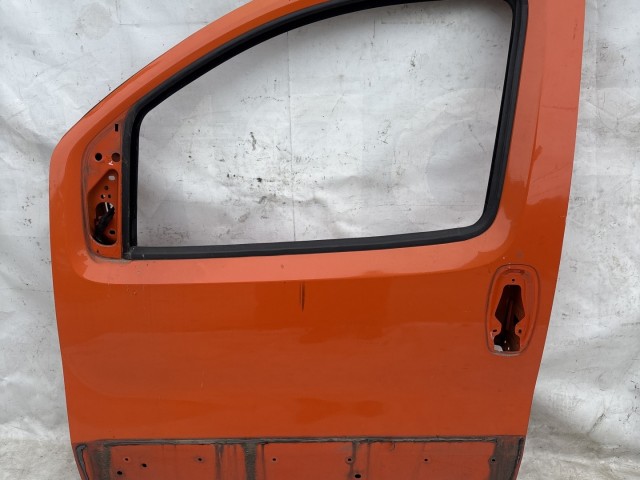 213800 Fiat Fiorino , Qubo, Citroen Nemo, Peugeot Bipper bal első ajtó, a képen látható sérüléssel