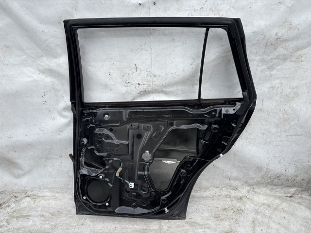 213818 Subaru Legacy 2009-2014 jobb hátsó ajtó, a képen látható sérüléssel