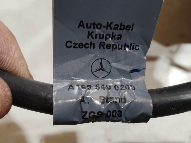 Biztosítéktábla  használt külső a képen látható sérüléssel