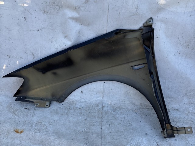 213967 Lancia Delta 2008-2014 jobb első sárvédő, a képen látható sérüléssel
