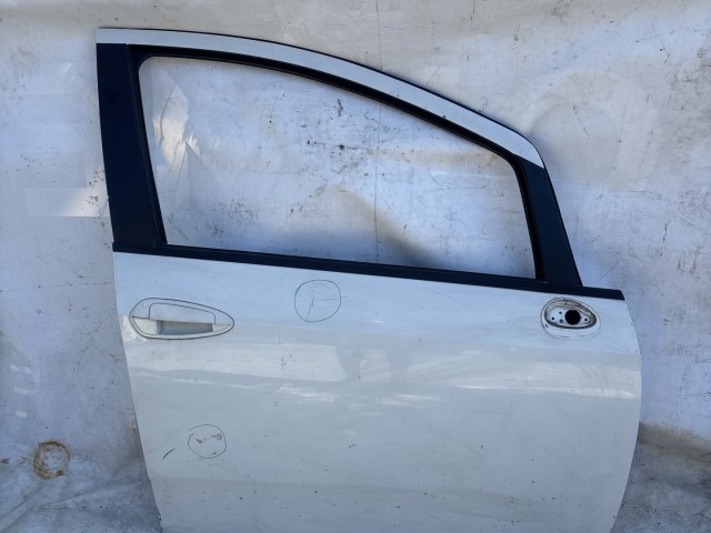 216566 Fiat Grande Punto, Punto Evo 5 ajtós jobb első fehér színű ajtó, a képen látható sérüléssel