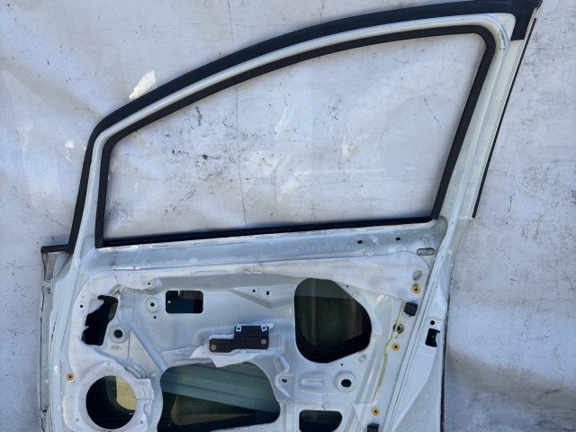 216566 Fiat Grande Punto, Punto Evo 5 ajtós jobb első fehér színű ajtó, a képen látható sérüléssel