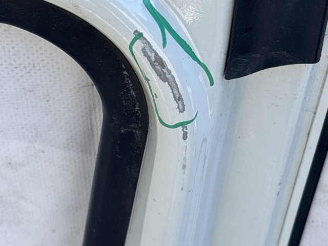 216566 Fiat Grande Punto, Punto Evo 5 ajtós jobb első fehér színű ajtó, a képen látható sérüléssel