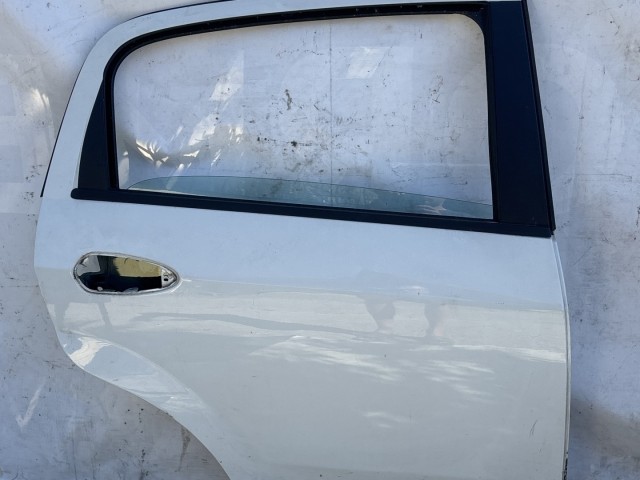 216565 Fiat Grande Punto, Punto Evo, My Punto jobb hátsó fehér színű ajtó, a képen látható sérüléssel