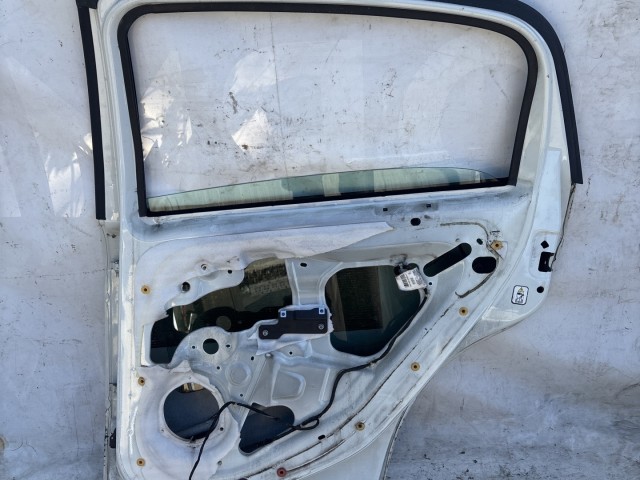 216565 Fiat Grande Punto, Punto Evo, My Punto jobb hátsó fehér színű ajtó, a képen látható sérüléssel