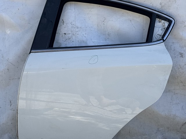 216056 Alfa Romeo Giulietta 2010-2020 bal hátsó fehér színű ajtó, a képen látható sérüléssel