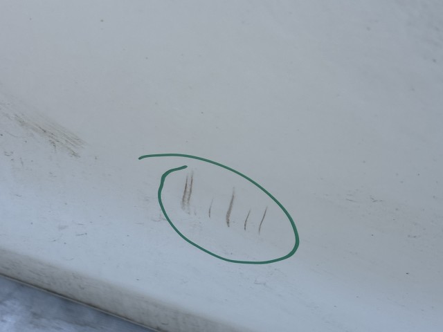 216056 Alfa Romeo Giulietta 2010-2020 bal hátsó fehér színű ajtó, a képen látható sérüléssel