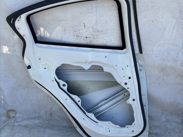 216056 Alfa Romeo Giulietta 2010-2020 bal hátsó fehér színű ajtó, a képen látható sérüléssel