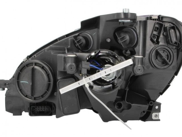 Mercedes Benz W204 C-Class 2007.01.01-2011.03.01  utángyártott új jobb első fényszóró 2H7 fehér vill. (motorral) TYC