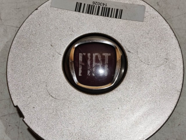 143026 Fiat Bravo 2007-2014 Felni közép kupak , a képen látható 1 rögzítő fűl töréssel!!!!!