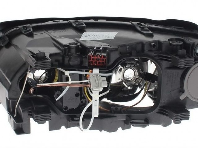Volvo S80, V70, XC70 utángyártott új jobb első fényszóró H7/H9 fekete h. (motorral) TYC