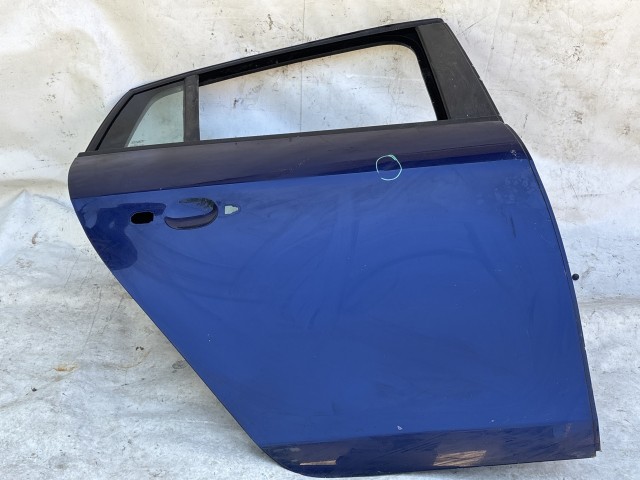 216183 Fiat Bravo 2007-2014 fekete színű jobb hátsó ajtó, a képen látható sérüléssel
