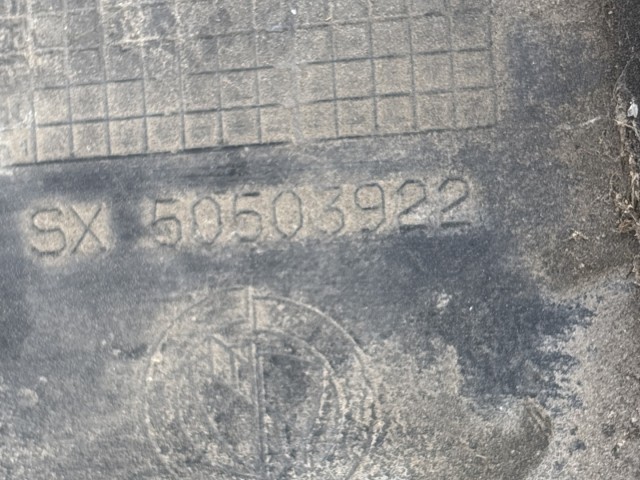 216376 Alfa Romeo 159 2005-2011 bal első kerékjárati dobbetét, a képen látható sérüléssel