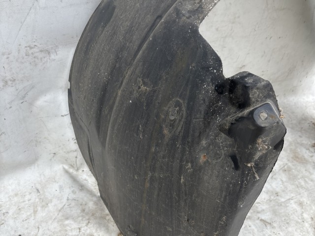 216376 Alfa Romeo 159 2005-2011 bal első kerékjárati dobbetét, a képen látható sérüléssel