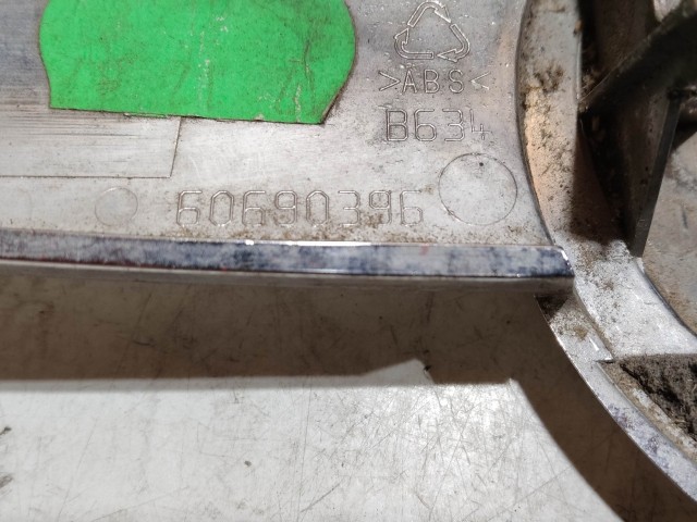 218662 Alfa Romeo 159 2005-2011 embléma tartó a képen látható állapotban