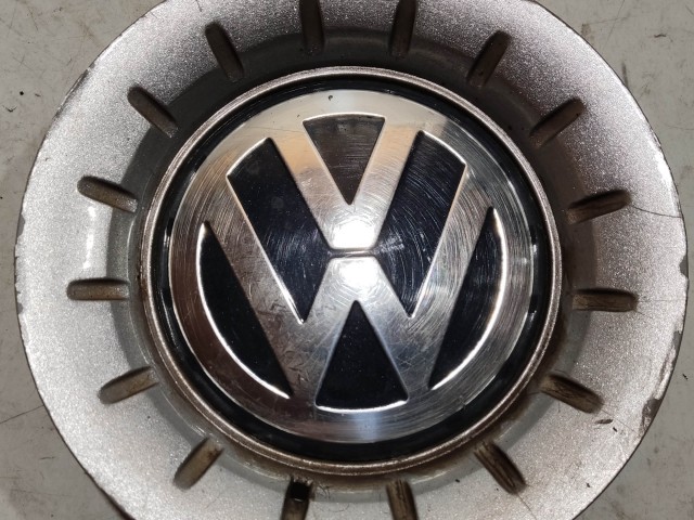 218737 Volkswagen Golf IV. alufelni közép kupak, a képen látható állapotban