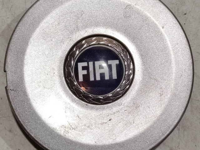 218784 Fiat Punto 1999-2010 felni közép kupak egy rögzítőfűl törött (188-as alvázkód)