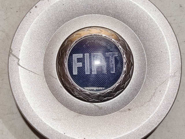 Fiat Felni közép kupak használt Kék felirat  a képen látható sérüléssel